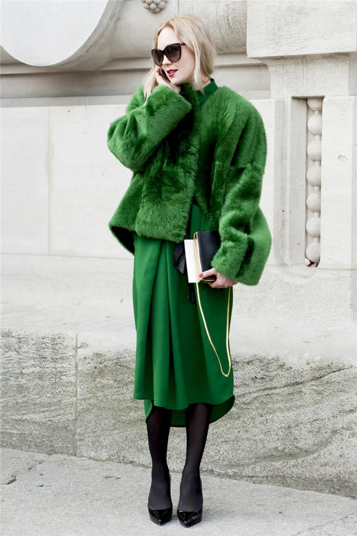 Черная блузка и зеленый низ: теплая версия Balenciaga