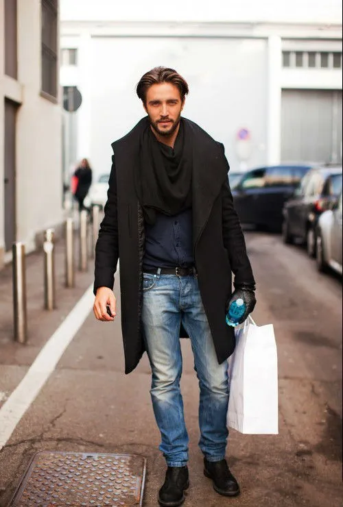 Мужчина в черном пальто и черном шарфе