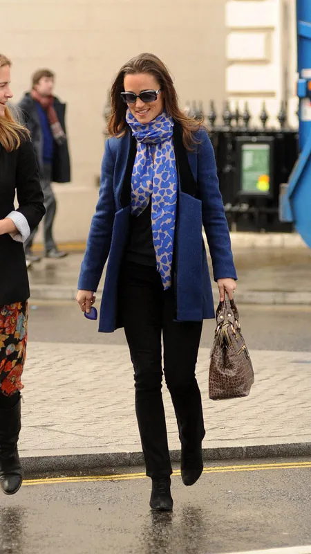 Девушка в синем шарфе и синем пальто