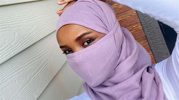 Мусульманская прическа в хиджабе и маска
