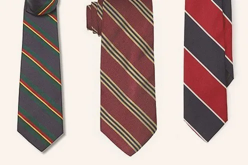 Три галстука с диагональными линиями.