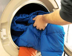 Поместите куртку в стиральную машину