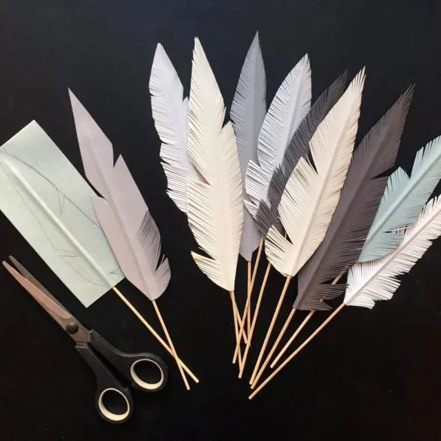Бумажные крылья, сделанные вручную
