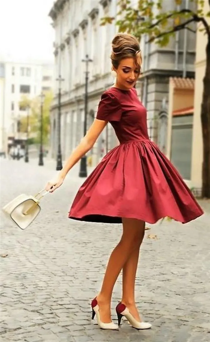 Девушка в платье цвета вина