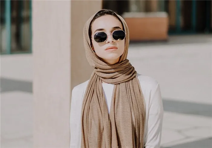 Девушка в солнцезащитных очках и с шарфом на голове