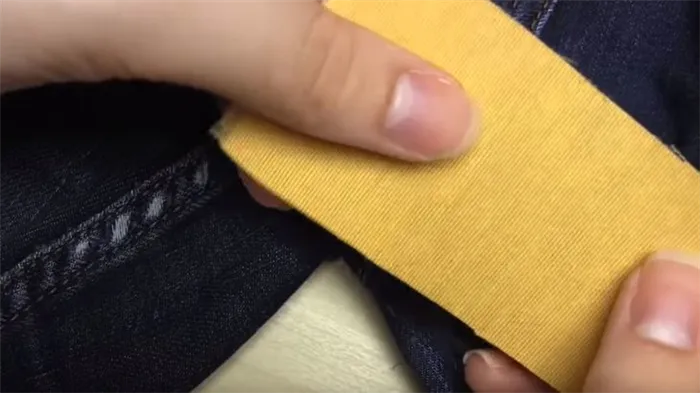 Выберите ткань для заполнения дыры на джинсах.
