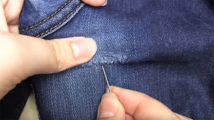 Зашейте отверстие в джинсовой ткани после первого стежка