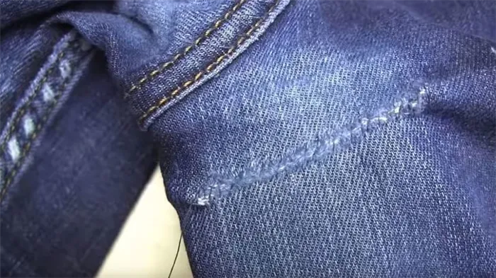 Положите подкладочную ткань на одну сторону и зашейте отверстие для джинсов.