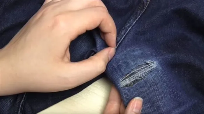 Дырка в джинсах в области диаметра паха.
