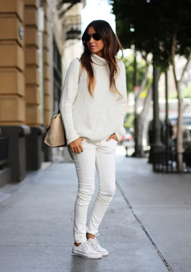 Как носить белые джинсы: создание комфортных осенних образов24