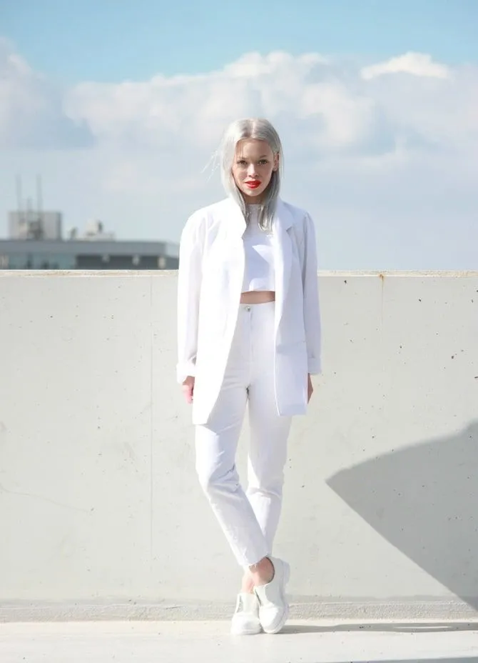 Как носить белые джинсы: создание комфортных осенних образов22