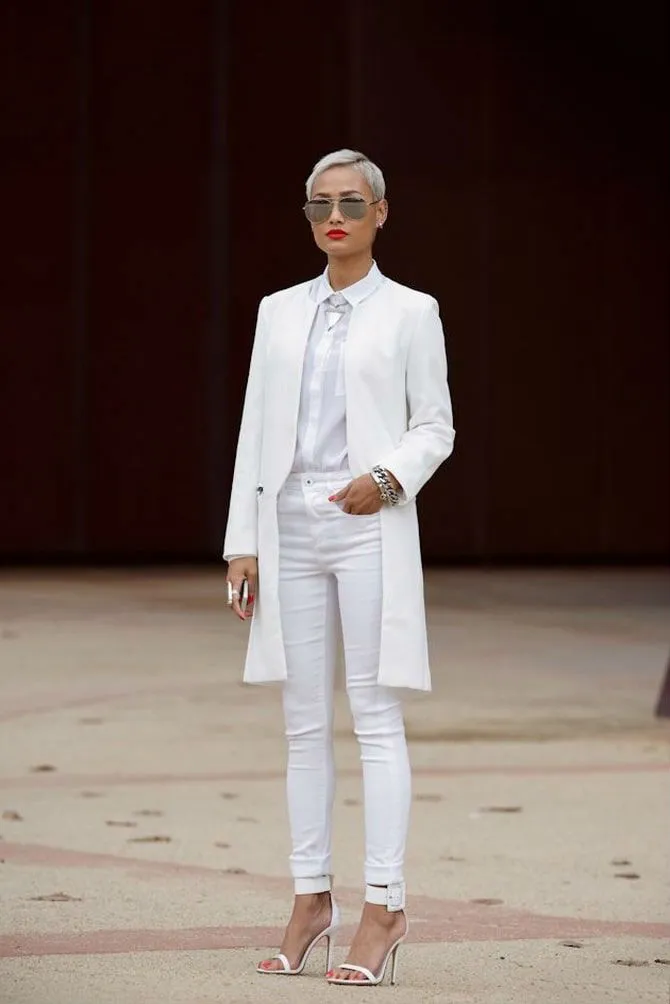 Как носить белые джинсы: создание комфортных осенних образов23