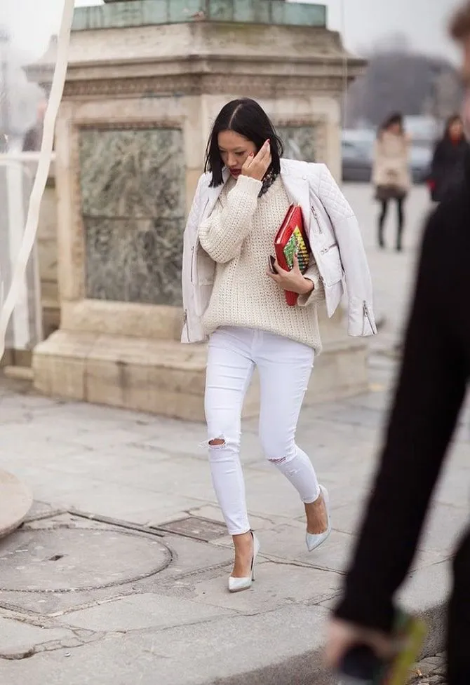 Как носить белые джинсы: создание комфортных осенних образов21