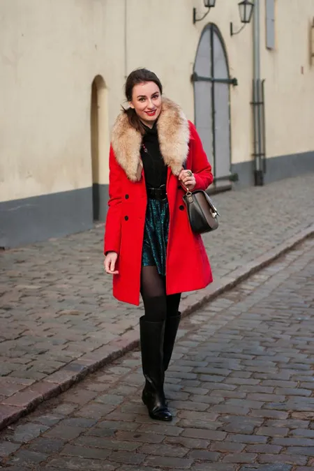 Девушка в красном пальто с меховым воротником