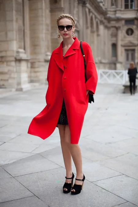 Девушка в красном пальто с черными сандалиями