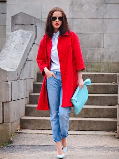 Девушка в бирюзово-голубой сумке и красном пальто