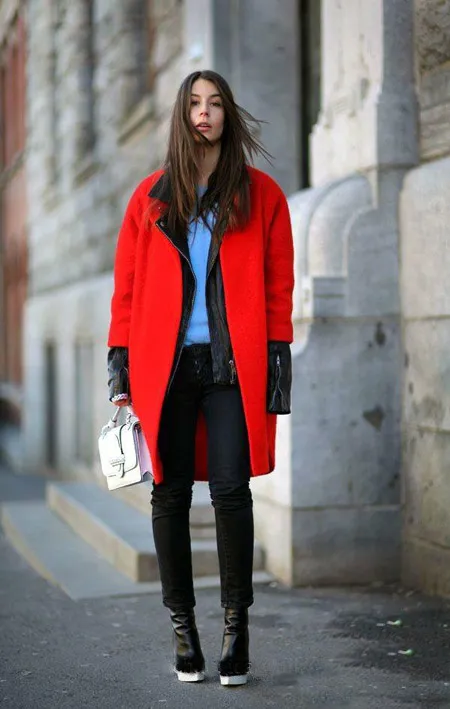 Девушка в синем джемпере и красном пальто