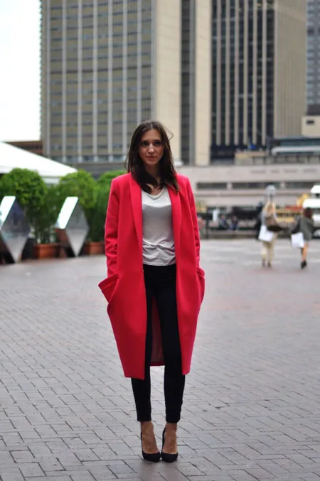 Девушка в черных туфлях и красном пальто