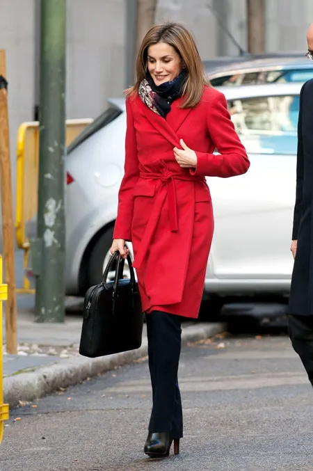 Дженис Дикинсон в красном пальто.