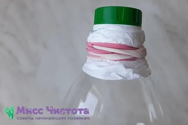 Ткань из горлышка бутылки с маслом