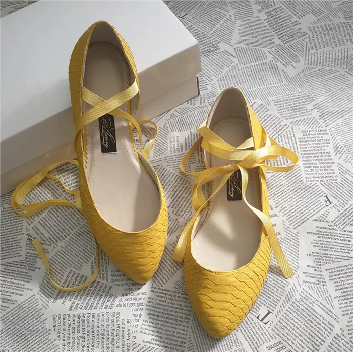 Что носить с желтыми туфлями