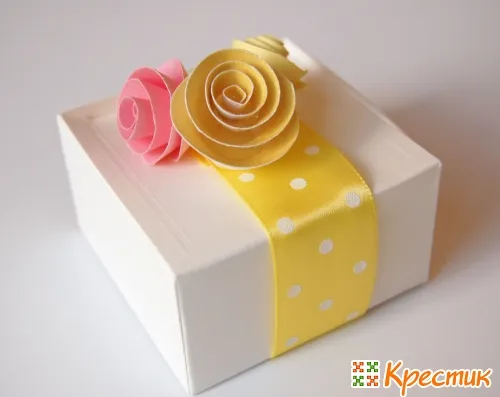 Как украсить подарочную упаковку бумажными розами