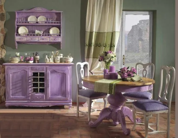 Украсьте кухню в оттенках фиолетового.