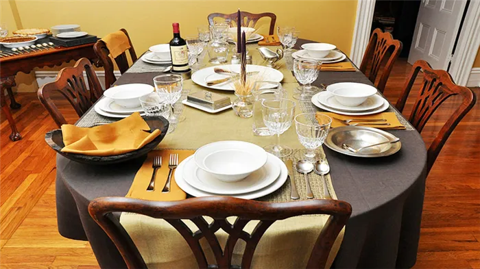 Вместо скатертей столы часто украшают бегунками или тарелками.