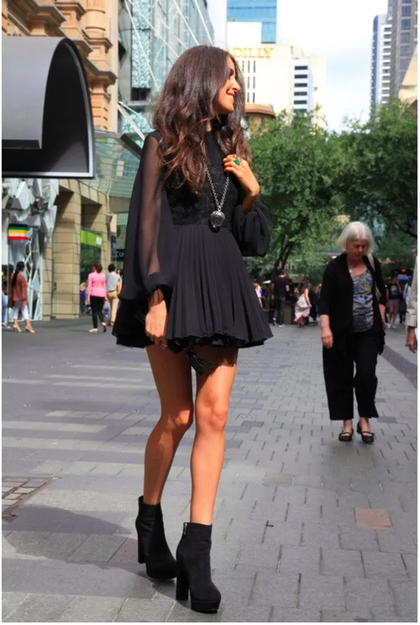 Девушка в черном платье.