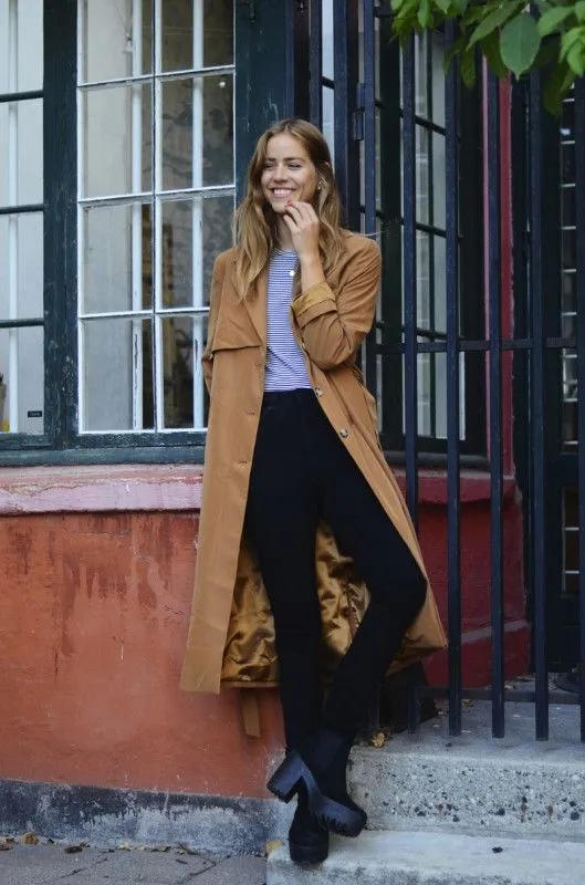 Девушка в коричневом пальто.