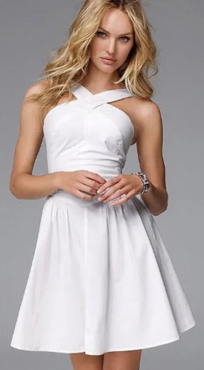 Светловолосая девушка в коротком белом платье