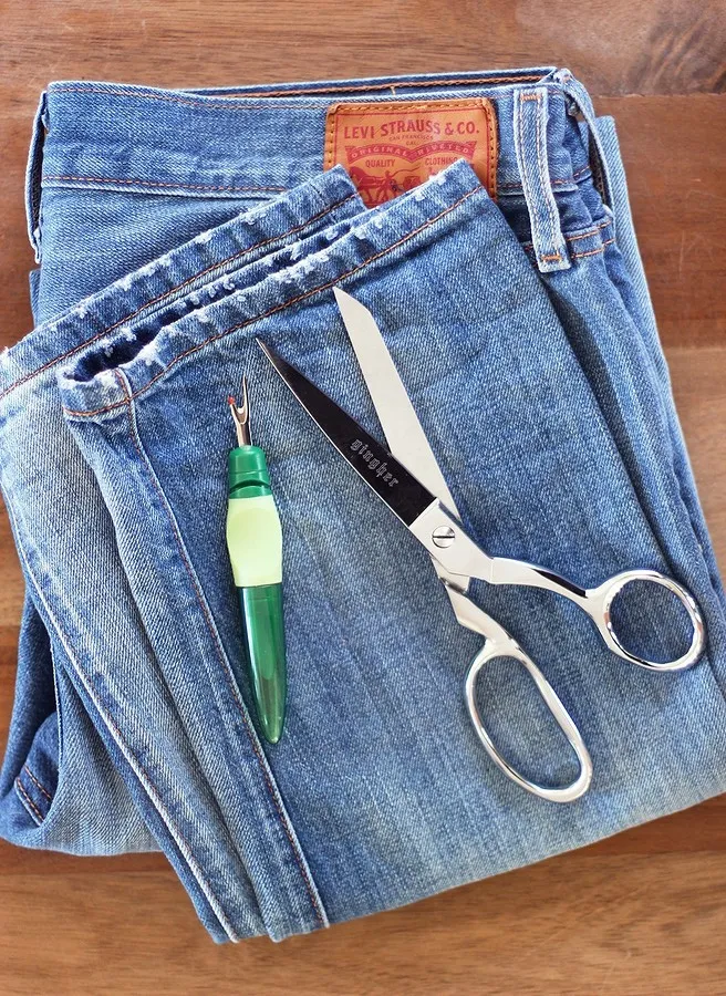 Превращение простых джинсов в дизайнерские: как сделать неровный низ