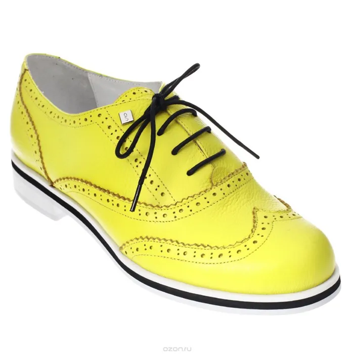 Актуальный стиль с самыми яркими в сезоне зелено-желтыми туфлями-брогами.