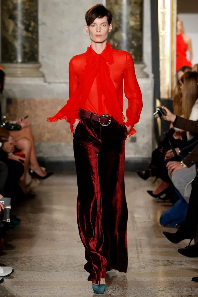 Темно-красные бархатные брюки с красной блузкой