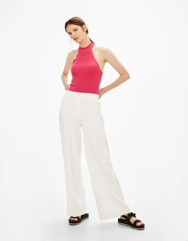 Белые брюки для женщин: широкие под розовый топ