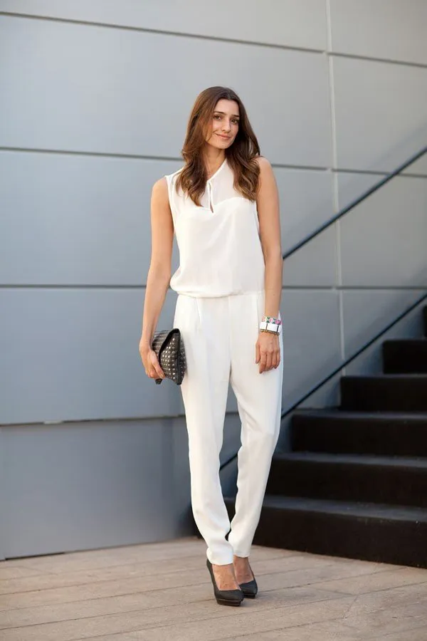 Что носить с белыми брюками: блузка