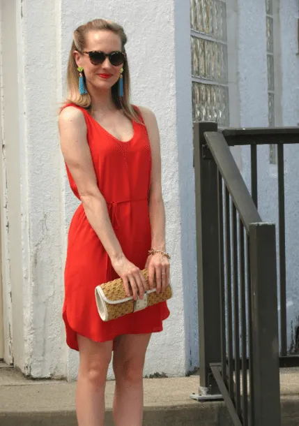 Σκουλαρίκια φούντα με κόκκινο φόρεμα