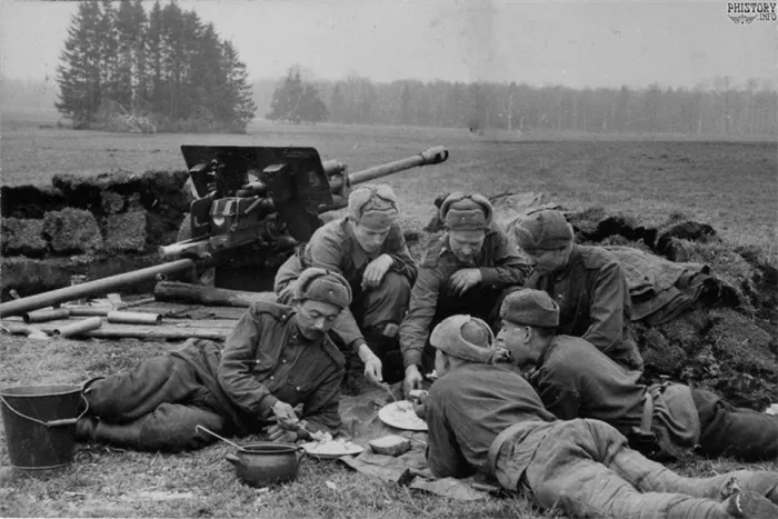 Советские солдаты под Берлином в меховых шапках.