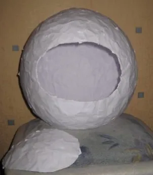 Шлем космонавта с округлой бумажной формой