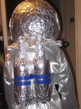 Костюм космонавта с воздушными шарами и синими полосами на спине