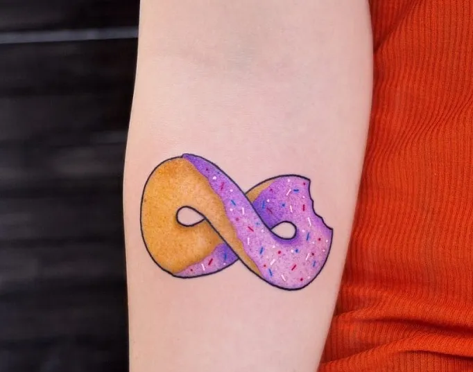 Сверкающая татуировка на руке, пожертвованный пончик