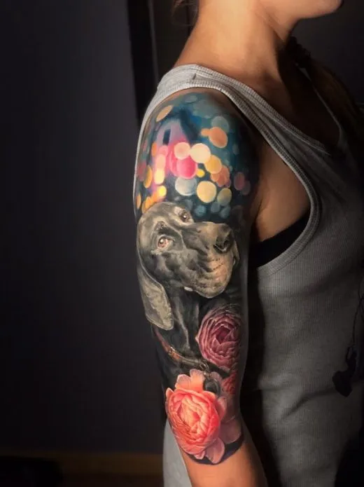 Реализм половины руки, женский стиль татуировки с собакой и цветком на руке