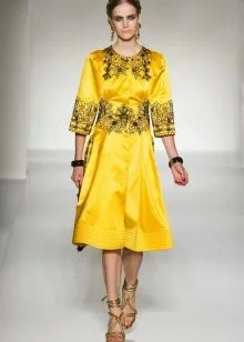 Золотые украшения для желтого платья