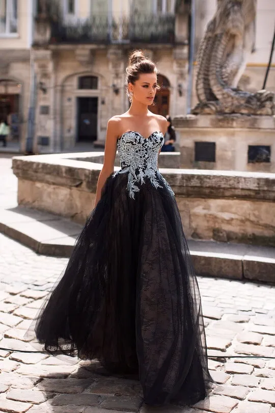 Черное платье с вышивкой