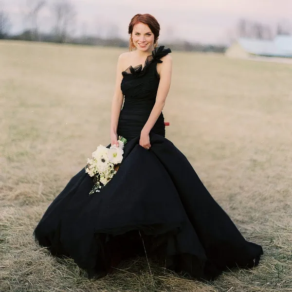 Невеста в черном свадебном платье