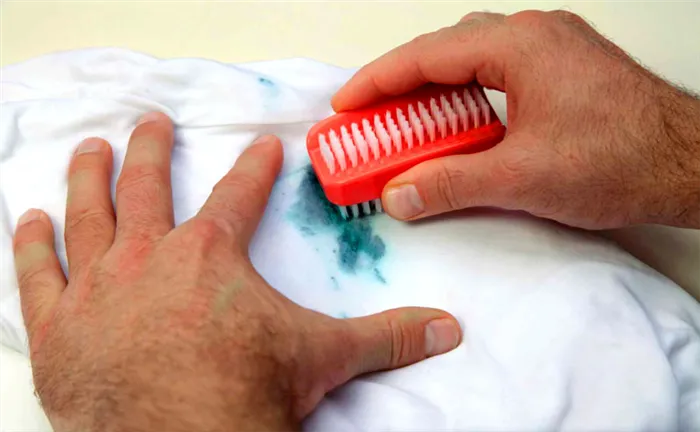 Используя щётку, не давите ею на ткань и вычёсывайте краску из неё