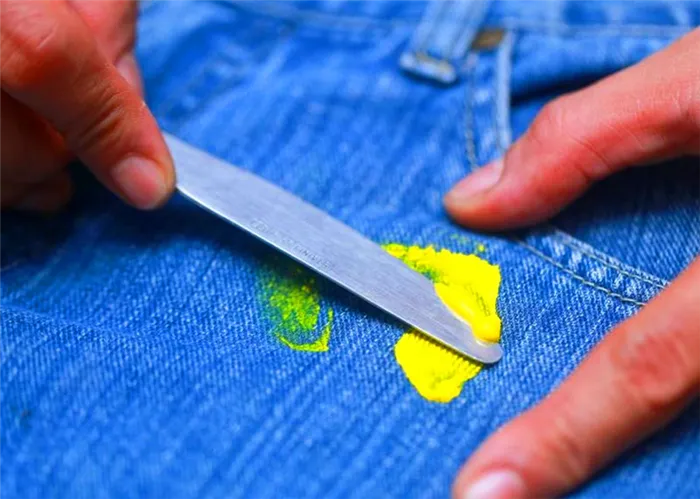 Если краска засохла, снимите её верхний слой с помощью ножа и только постом используйте растворы