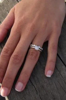 На какую руку надевают помолвочное кольцо до свадьбы