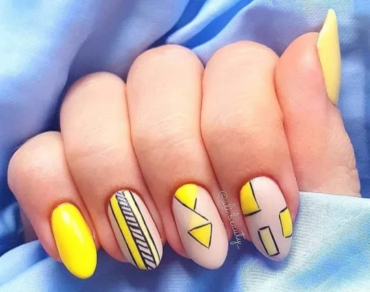 Геометрический желтый дизайн ногтей