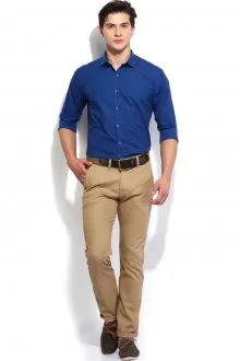 Мужской образ с бежевыми брюками и синей рубашкой в стиле smart casual